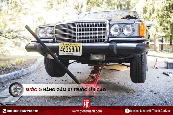Bước 2: Nâng gầm xe trước lên cao - Hướng dẫn cách súc rửa két nước làm mát ô tô
