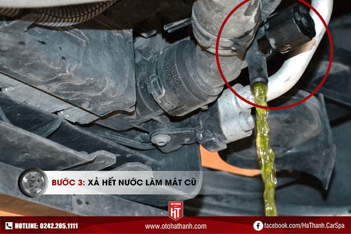 Bước 3: Xả hết nước làm mát cũ - Hướng dẫn cách súc rửa két nước làm mát ô tô