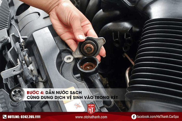 Bước 4: Dẫn nước sạch cùng dung dịch vệ sinh két nước vào két nước - Hướng dẫn cách súc rửa két nước làm mát ô tô