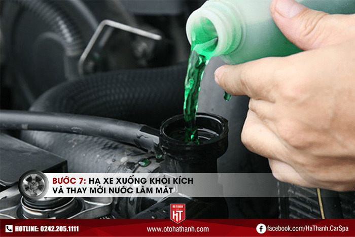 Bước 7: Hạ xe xuống khỏi kích và thay mới nước làm mát - vệ sinh két nước làm mát ô tô