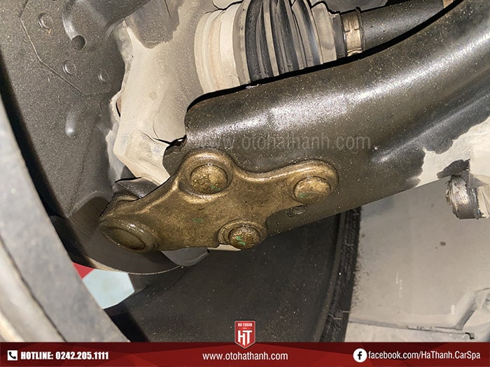 Chảy dầu phanh ô tô do caliper bị hỏng