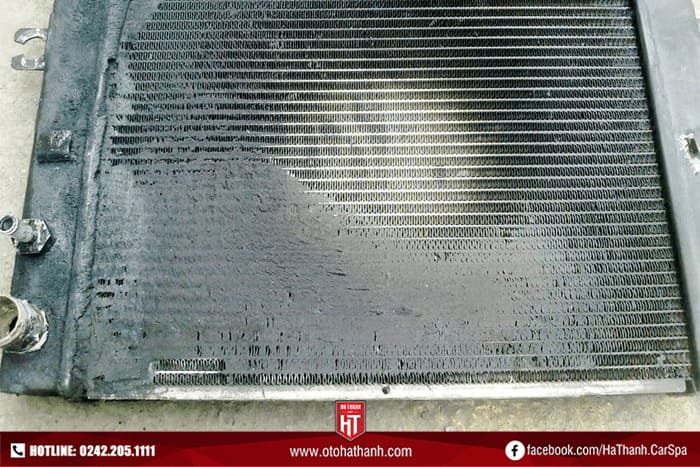 Khi vệ sinh lá thép, cần hướng bàn chải chài theo chiều của các lá thép