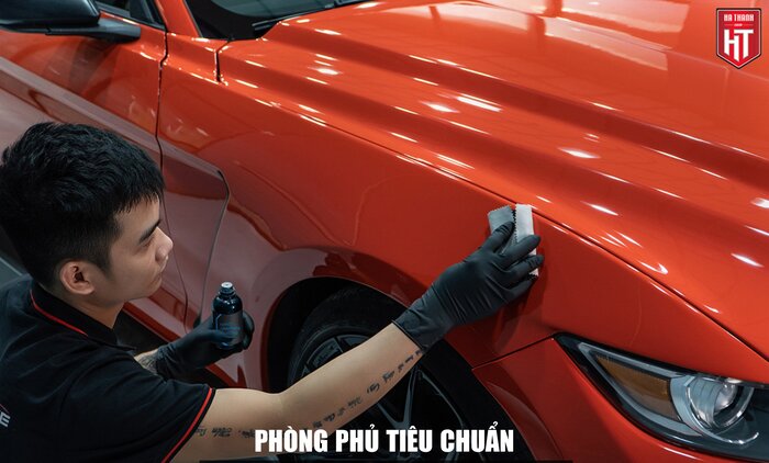 Kỹ thuật viên thi công phủ graphene lên ô tô