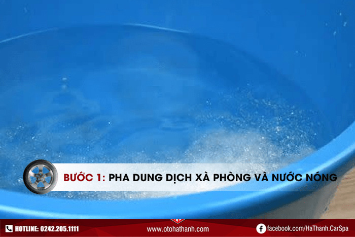 Cách tẩy nhựa cây trên ô tô bằng dung dịch xà phòng và nước nóng - Bước 1