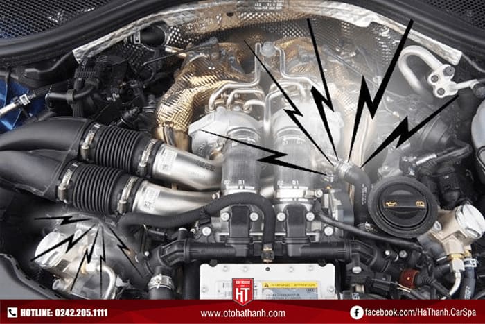 Nắp capo động cơ ô tô xuất hiện khói trắng và hơi nước