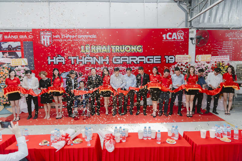 Đại diện Hà Thành Garage 19 và cổ đông, các vị khách mời cắt băng khai trương
