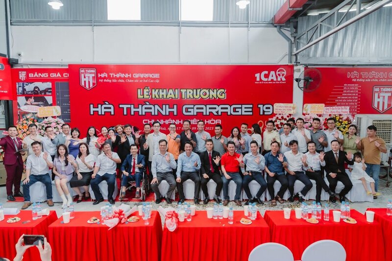 Toàn bộ khách mời và đại diện công ty chụp ảnh lưu niệm khép lại một buổi lễ khai trương đầy cảm xúc