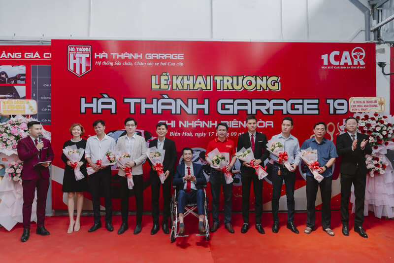 Tặng hoa và cảm ơn sự đóng góp của các cổ đông